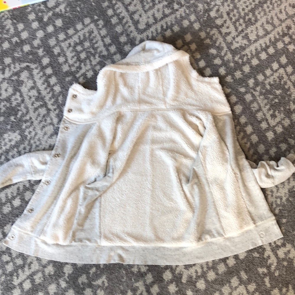 Heathered grey shearling lines Alo button up